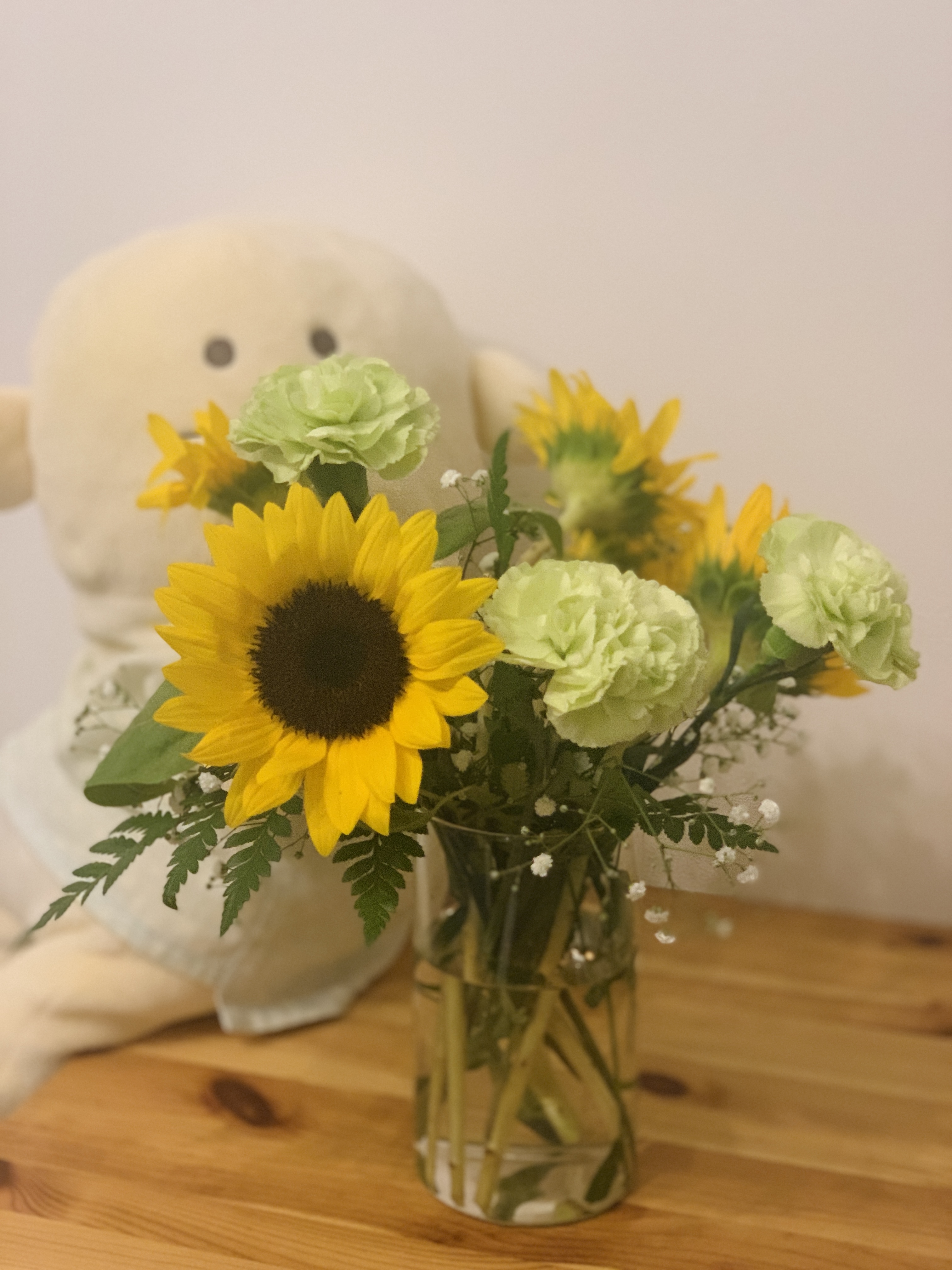 職場の人にもらったお花（後ろになんか映り込んだ）